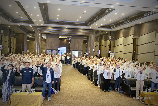 DEMI UMKM NAIK KELAS: Peserta pelatihan Community Leaders bertema Insan PNM Berkualitas, Dukung UMKM Indonesia Naik Kelas meneriakkan yel – yel penyemangat. (ISTIMEWA FOR RDR.LMG)