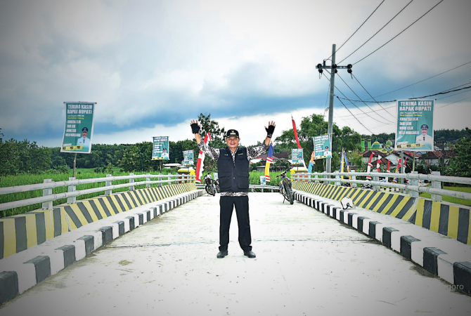 PERMUDAH AKSES TRANSPORTASI: Bupati Lamongan Yuhronur Efendi berada di atas Jembatan Candisari, Kecamatan Sambeng. (ISTIMEWA FOR RDR.LMG)