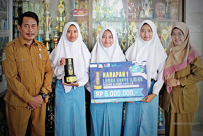 APRESIASI: Kepala SMA Negeri 2 Lamongan, Drs. Muki, M. Pd saat bersama juara lomba karya ilmiah sumber daya air Direktorat Bina Teknik Sumber daya Air, Kementerian Pekerjaan Umum dan Perumahan Rakyat (PUPR) Tahun 2023. (ISTIMEWA FOR RDR.LMG)