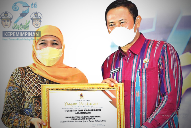 MENDAPATKAN APRESIASI: Bupati Lamongan Dr H Yuhronur Efendi,  MBA menerima penghargaan sebagai Pemerintah Kabupaten/Kota Pendukung Ekspor dari Gubernur Jatim Khofifah Indar Parawansa, dalam kegiatan Ekspor Festival Provinsi Jawa Timur 2022 di Surabaya. (I