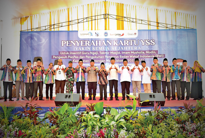 MENJAGA HARMONISASI: Bupati Lamongan Dr H Yuhronur Efendi, MBA bersama Wabup Drs KH Abdul Rouf, didampingi Sekretaris Daerah Drs Moh Nalikan, MM, Pimpinan Bank Jatim Cabang Lamongan Sigit Triatmoko, Ketua Badan Wakaf Indonesia Jatim Jeje Abdul Rozak dan j
