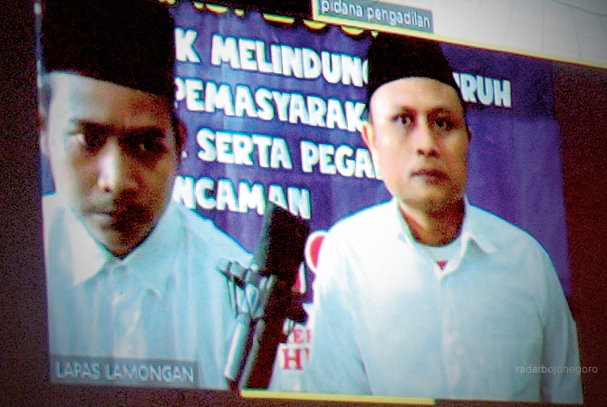 JALANI SIDANG ONLINE: Dua terdakwa kasus peredaran SS, Tedy Arifianto dan Ahmad  Syaiful Mu’minin, masing – masing dituntut 6,5 tahun. (ISTIMEWA FOR RDR.LMG)