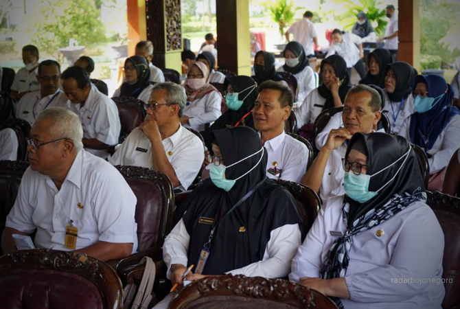 PENSIUN: Sejumlah ASN yang akan memasuki masa pensiun menerima SK pensiun lebih dulu di Pendapa Pemkab kemarin (29/3). (LUKMAN HAKIM/RDR.BLORA)