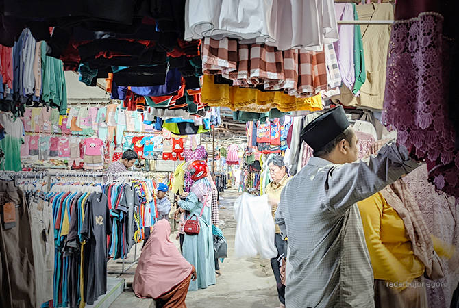 PASAR TRADISIONAL: Deretan stan-stan toko pakaian mulai ramai kemarin (17/3). Sebagian pilih baju baru sebelum Ramadan. (DHANI WAHYU ALFIANSYAH/RDR.BJN)