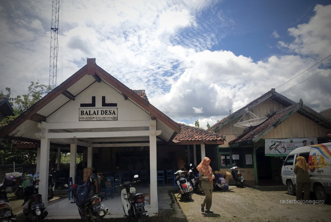 PERLU PERBAIKAN: Kantor Balai Desa Jepangrejo perlu diperbaiki. Sejak didirikan belum ada perbaikan hingga saat ini. (RAHUL OSCARRA DUTA/RDR/BJN)