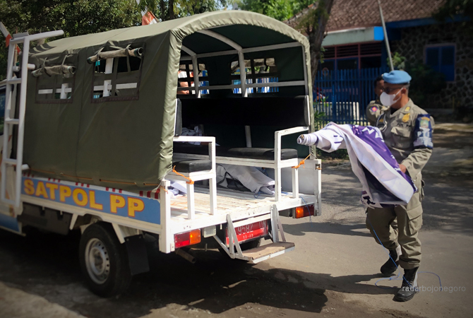DICOPOT: Satpol PP Blora mencopot spanduk parpol yang berada di Jalan Gunung Wilis Kecamatan Blora kemarin (29/3). (RAHUL OSCARA DUTA/RDR.BLORA)