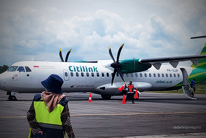REVITALISASI BANDARA: Petugas mengamati pesawat di Bandara Ngloram. Saat ini, penerbangan berhenti sementara ada perbaikan bandara. (DOKUMENTASI RDR.BLORA)