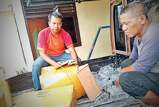 TAK BISA KELABUHI PETUGAS: Dua orang yang hendak mengirimkan miras ke Gresik ditangkap petugas Polsek Glagah, kemarin (26/3). (ISTIMEWA FOR RDR.LMG)