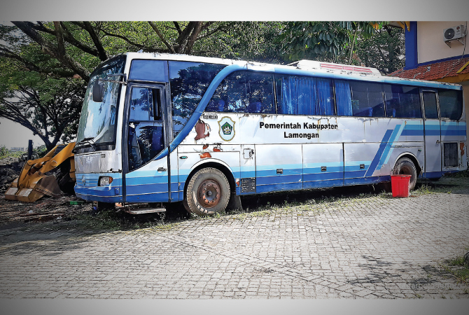 TINGGAL SATU UNIT: Bus milik Pemkab Lamongan yang masih bisa digunakan mendukung kegiatan pemerintahan. (M. GAMAL AYATULLAH/RDR.LMG)