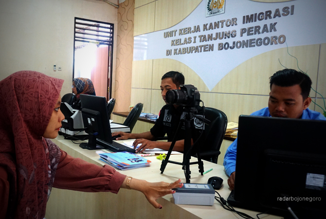 PERSIAPAN: Para jemaah haji menjalani perekaman biometrik untuk pembuatan visa haji. (YUAN EDO/RDR.BJN)