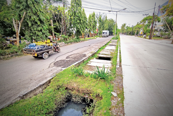 HARUS DIBENAHI: Komisi C DPRD Lamongan meminta agar pembangunan jalan juga memperhatikan kelayakan drainase di sekitarnya. (ANJAR DWI PRADIPTA/RDR.LMG)