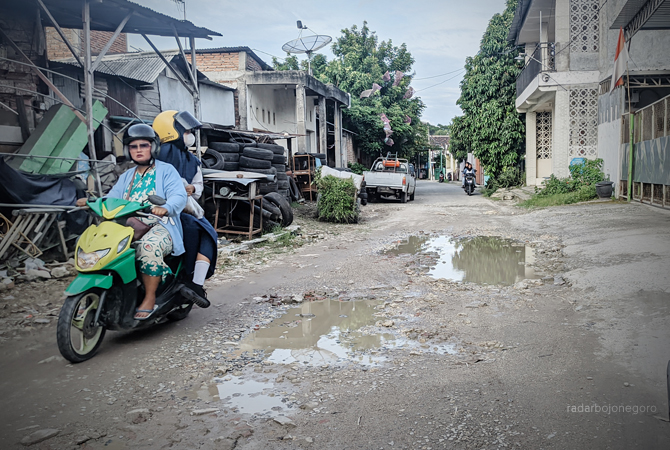 BEKAS REL: Sepanjang Jalan Pondok Pinang, penuh bangunan dan rumah. Kawasan ini bekas jalur kereta api Bojonegoro-Jatirogo. (DHANI WAHYU ALFIANSYAH/RDR.BJN)