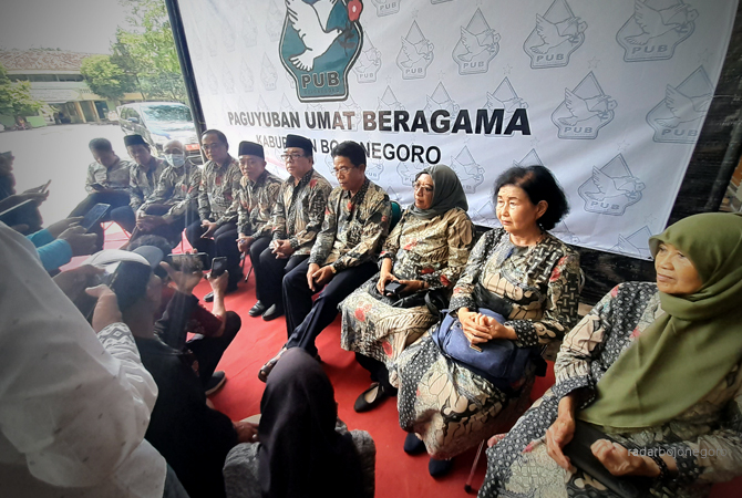 TOLERANSI: Gus Huda bersama tokoh lintas agama saat memberi keterangan terkait SK baru, kemarin (9/3). (BHAGAS DANI PURWOKO/RDR.BJN)