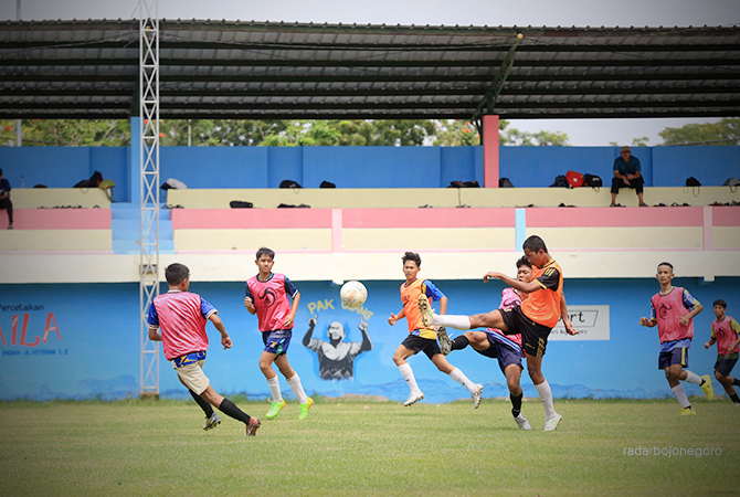 SELEKSI TIMNAS: Seleksi Timnas Garuda Select di Lapangan Singonoyo Desa Sukorejo Kecamatan Bojonegoro Kota kemarin (5/3). Tim seleksi melihat potensi pemain asal Bojonegoro cukup besar. (YUAN EDO/RDR/BJN)