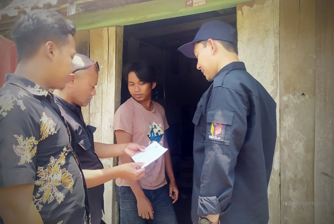 PEMILIH DI PELOSOK: Tim Bawaslu Blora pengecekan hak pilih warga Kampung Medek, Desa Gayam, Kecamatan Bogorejo. Diketahui, daerah terpencil menjadi perhatian khusus. (RAHUL OSCARRA DUTA/RDR.BLORA)
