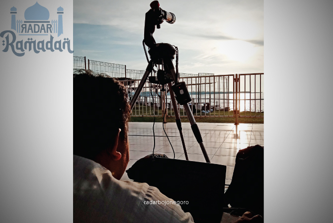 SERIUS: Proses rukyatul hilal di Markaz Tanjung Kodok, kemarin sore (22/3). Terlihatnya hilal menjadi rujukan Kemenag RI menetapkan awal Ramadan 1444 H jatuh pada hari ini (23/3). (ISTIMEWA FOR RDR.LMG)