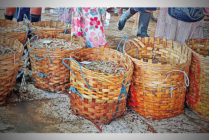 STOK BELUM MELIMPAH: Udang yang dijual di Pasar Ikan Lamongan. (DOKUMENTASI RDR.LMG)