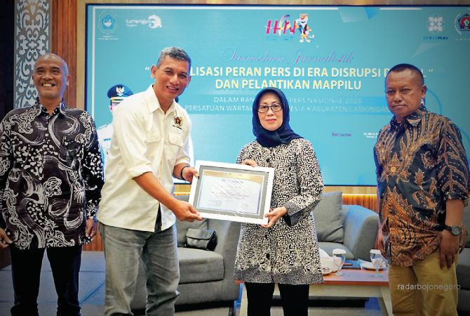 PUNCAK HPN DI LAMONGAN: Ketua Dewan Pers RI, Ninik Rahayu, menerima cindera mata dari Ketua PWI Lamongan, Bachtiar Febrianto, disaksikan Ketua PWI Jatim, Lutfil Hakim (kanan), dan Wakil Ketua Bidang Organisasi PWI Jatim, Machmud Suhermono, di lantai 7 ged