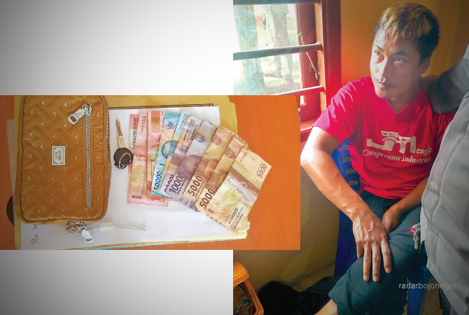 DIAMANKAN: Budi Utomo, 40, asal Desa Tumbrasanom, Kecamatan Kedungadem, Bojonegoro dibawa ke Mapolsek Bluluk karena melakukan penjambretan. Dompet, uang, dan kontak motor menjadi barang bukti dalam kasus ini. (ISTIMEWA FOR RDR.LMG)