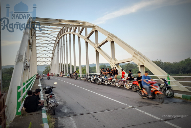 MENUNGGU BERBUKA: Warga Kecamatan Malo dan Kalitidu sedang ngabubrurit di Jembatan Malo. Pedagang takjil mulai tahun ini dipusatkan di sisi utara jembatan untuk menekan kemacetan. (BHAGAS DANI PURWOKO/RDR.BJN)