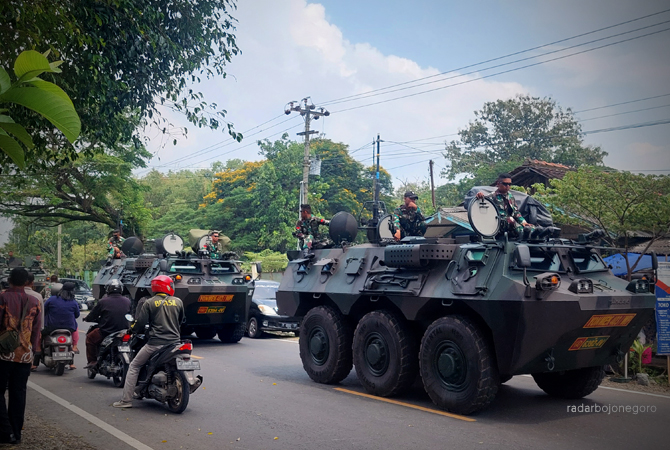 PENGAMANAN: Deretan Panser milik TNI melintas di Cepu untuk pengamanan kunjungan Presiden Joko Widodo di Blora hari ini (10/3). (LUKMAN HAKIM/RDR.BLORA)