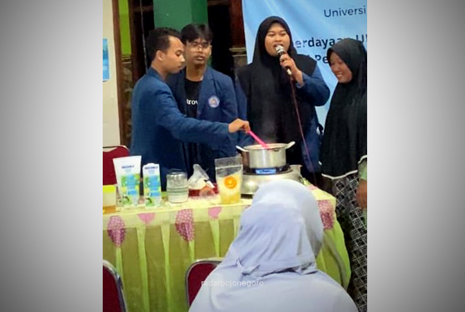 PELATIHAN INOVATIF: Para Mahasiswa KKN UMG di Desa Sumber Agung Kecamatan Mantup Kabupaten Lamongan sedang memberikan pelatihan pembuatan es dari jagung kepada warga desa setempat (15/2). (ISTIMEWA FOR RDR.LMG)