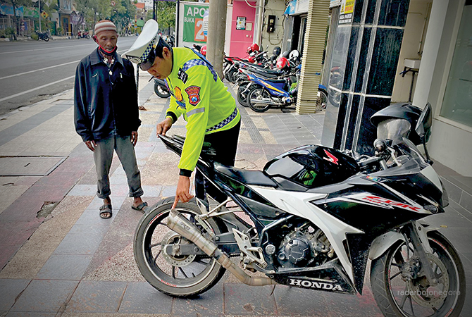 MELANGGAR: Petugas saat menindak motor dengan kenalpot yang tidak standard an menimbulkan suara bising. (ISTIMEWA FOR RDR.LMG)