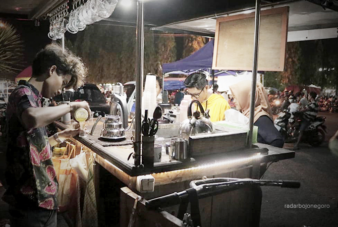 FILOSOFI KOPI: Kopi diseduh dan disiapkan di atas gerobak onthel melayani pesanan pelanggan. (RAHUL OSCARRA DUTA/RDR.BLORA)