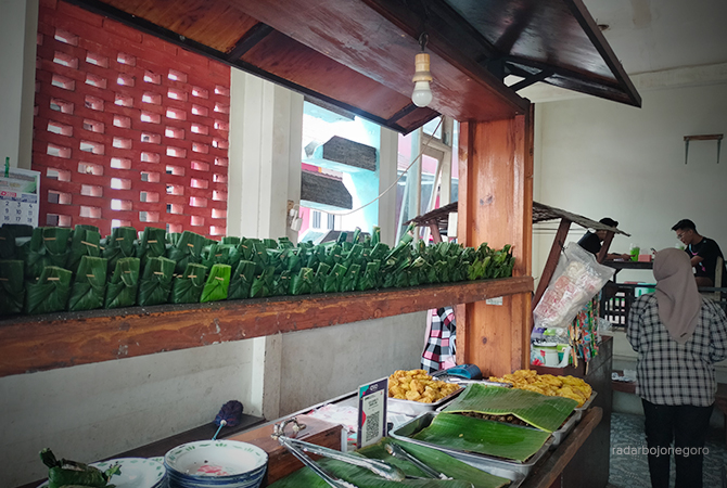 LEZAT: Proses masak nasi bakar menimbulkan aroma sedap dan menggugah selera. (RAHUL OSCARRA DUTA/RDR.BLORA)