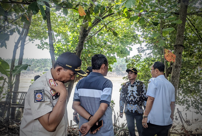 RENTAN BENCANA: Rumah-rumah warga di Kelurahan Jetak mepet dengan tebing Bengawan Solo. Kemarin sejumlah pihak sidak ke lokasi. (YUAN EDO/RDR.BJN)
