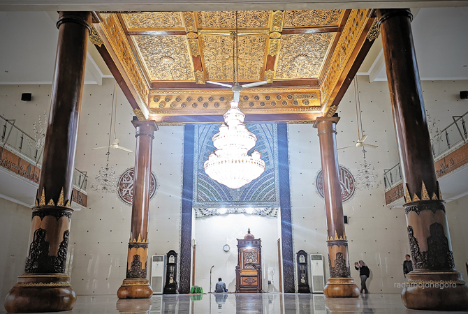 DIPERTAHANKAN: Empat tiang kayu jati ini masih utuh sejak awal Masjid Darussalam dibangun pada 1825 lalu. Empat tiang ini disebut saka guru. (DHANI WAHYU ALFIANSYAH/RDR.BJN)