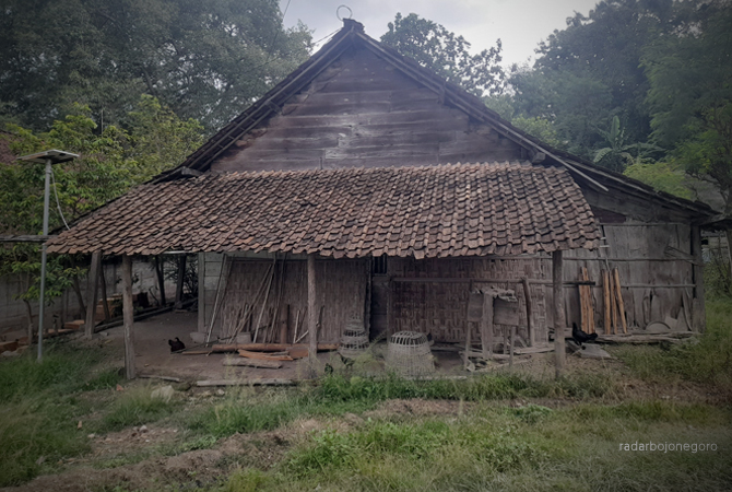 WARGA TAK MAMPU: Rumah warga di Dusun Bunten, Desa Tondomulo, Kecamatan Kedungadem, masih terlihat seadanya. (YUAN EDO/RDR.BJN)