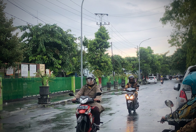 LICIN: Hujan deras melanda Jalan dr Sutomo, Blora. (RAHUL OSCARRA DUTA/RDR.BLORA)