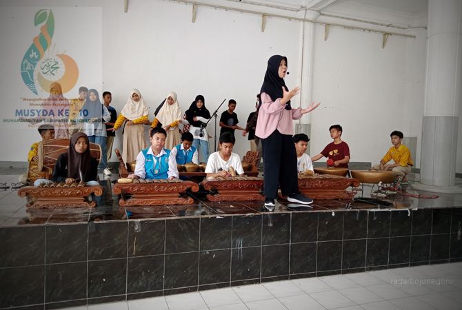 GELADI BERSIH: Siswa SMP Muhammadiyah berlatih dan bersiap tampil dalam Musyda ke-10 PDM Bojonegoro. Salah satu penampilan berupa kesenian karawitan. (BHAGAS DANI PURWOKO/RDR.BJN)