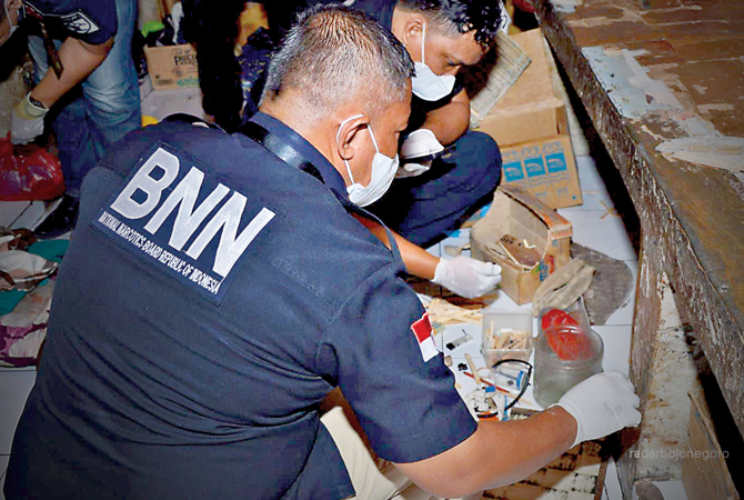 PERIKSA MENYELURUH: Petugas memeriksa seluruh blok di Lapas Kelas II B Lamongan. (M. GAMAL AYATULLAH/RDR.LMG)