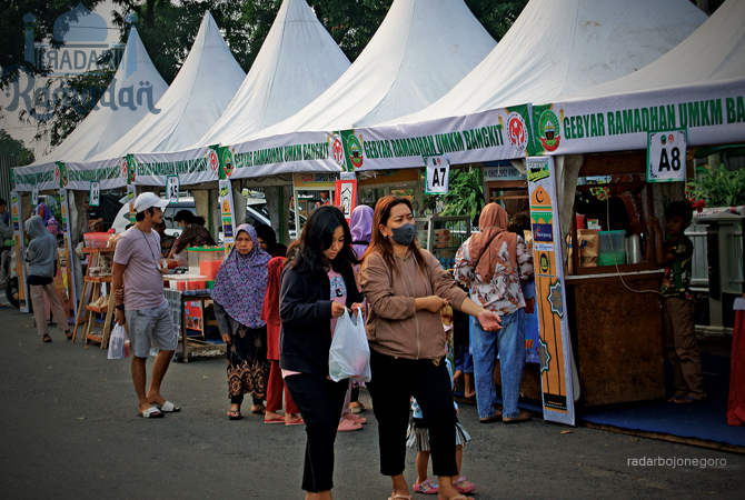 MENUNGGU AZAN: Deretan stan di Alun-Alun Blora kemarin sore. Pengunjung berdatangan menanti magrib. (RIYANTO ADI ASRI/RDR.BLORA)