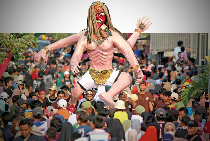 JADI TONTONAN MASYARAKAT: Pawai ogoh - ogoh di Desa Balun, Kecamatan Turi menarik perhatian warga kemarin (21/3). Ada 13 ogoh – ogoh yang diarak keliling desa. (ANJAR DWI PRADIPTA/RDR.LMG)