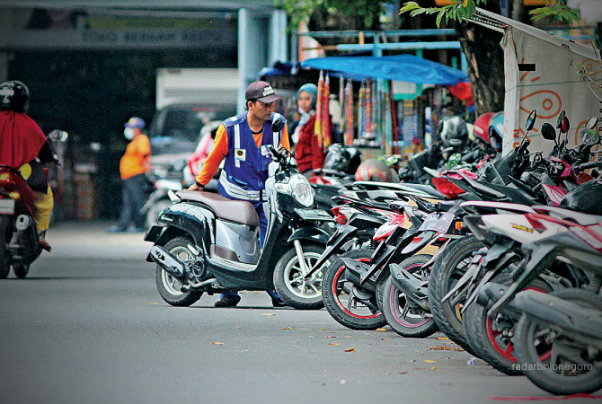 HARUS DIGENJOT: Pendapatan dari parkir hanya terealisasi di bawah 10 persen dari target yang ditetapkan. (ANJAR DWI PRADIPTA/RDR.LMG)