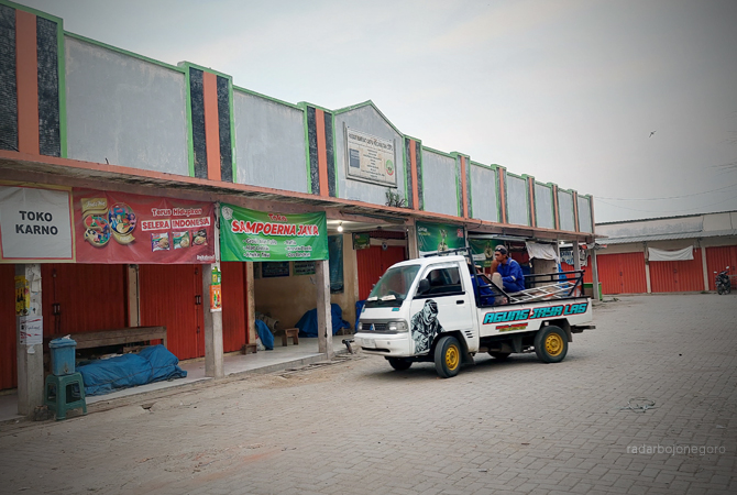 CERUK DAGANG: Pasar Induk Cepu tampak sepi ketika sore. Beberapa orang tampak menaiki pikap meninggalkan pasar. (LUKMAN HAKIM/RDR.BLORA)