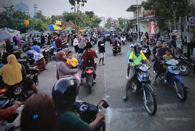 RAMAI: Pasar takjil dadakan di utara Jembatan Malo tampak ramai. Pembeli penuh dan beragam makanan dan minuman. (BHAGAS DANI PURWOKO/RDR.BJN)