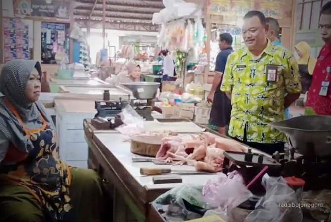 MEMANTAU: Pihak Dindagkop UKM sedang memantau aktivitas perdagangan di Pasar Ngawen. (RAHUL OSCARRA DUTA/RDR.BLORA)