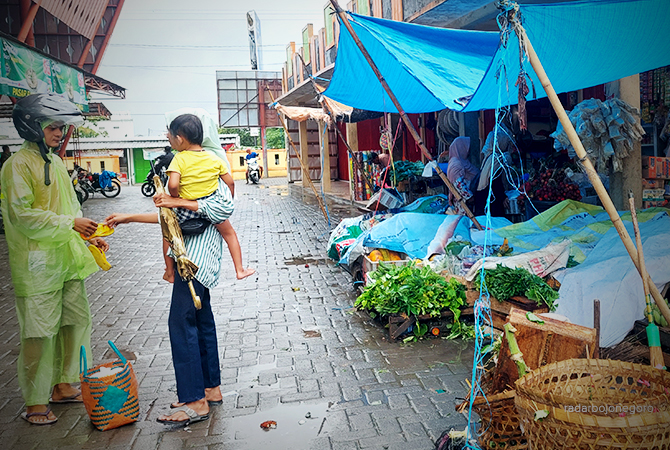 CERUK JUAL BELI: Masyarakat tampak beraktivitas di Pasar Rakyat Randublatung. (LUKMAN HAKIM/RDR.BLORA)