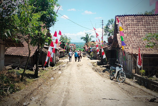 RUSAK: Jalan Desa Gabusan Kecamatan Jati ini rusak. Selain itu, jalan provinsi dan kabupaten juga masih banyak yang rusak. (RAHUL OSCARRA DUTA/RDR.BLORA)