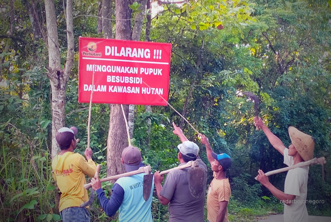 GELISAH: Para petani geram adanya plang larangan memakai pupuk subsidi. (ISTIMEWA FOR RDR.BJN)
