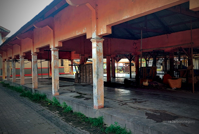 TUTUP: Pasar hewan Blora sudah dua bulan ini tutup. Pedagang terpaksa jual ternak ke luar daerah. (LUKMAN HAKIM/RDR.BLORA)