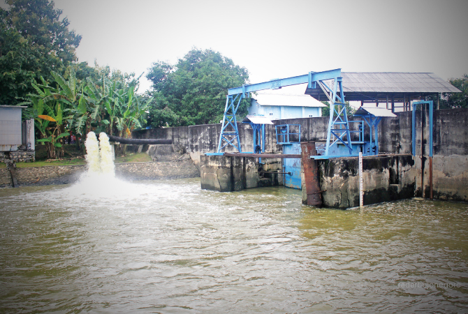 UPAYA PENANGANAN BANJIR: Dinas PU Sumberdaya Air Lamongan terus berkoordinasi dengan Pemprov Jatim, terkait realisasi perbaikan pintu kuro. (ANJAR DWI PRADIPTA/RDR.LMG)