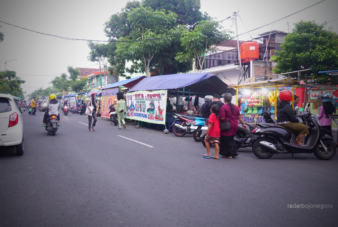 JAMINAN SOSIAL: PKL di Jalan RA Kartini. Komisi C membahas raperda jaminan sosial. (DHANI WAHYU ALFIANSYAH/RDR.BJN)