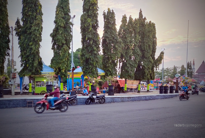 PUSAT KOTA: Situasi Alun-Alun Blora hari biasa. Nanti alun-alun dijadikan Bazar Ramadan. (RAHUL OSCARRA DUTA/RDR.BLORA)