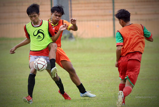 TIM PORPROV: Dua pemain seleksi berebut bola. Sore ini rencana digelar latihan perdana. (YUAN EDO/RDR.BJN)