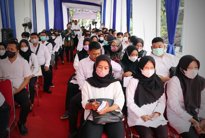 SERIUS: Para peserta seleksi PPPK sedang mengikuti seleksi. Banyak dari mereka tidak berhasil lolos passing grade. (ISTIMEWA FOR RDR.BJN)